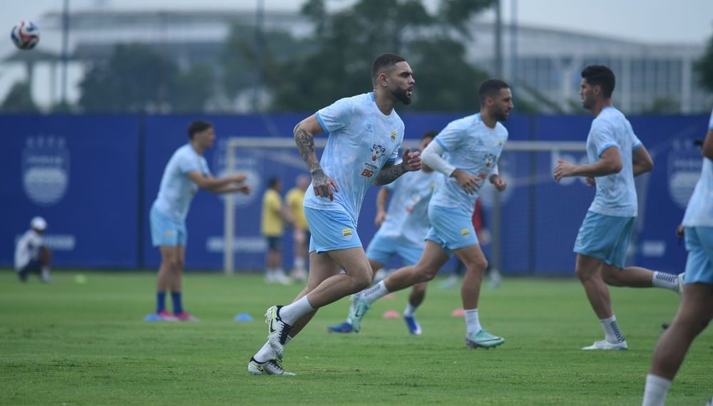 Layvin Kurzawa berlatih dengan skuad Persib. (Foto: Official Persib)