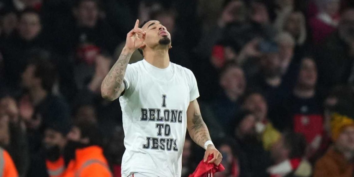 Pemain Arsenal, Gabriel Jesus, merayakan gol keempat timnya dalam pertandingan Liga Inggris melawan Aston Villa, Rabu (31/12/2025). (c) AP Photo/Alastair Grant