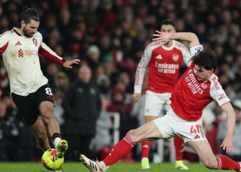 Pemain Liverpool, Dominik Szoboszlai (kiri), dan pemain Arsenal, Declan Rice, saling berebut bola dalam pertandingan Liga Inggris, Jumat (9/1/2026). (c) AP Photo/Ian Walton
