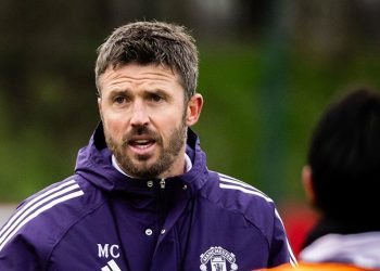 Michael Carrick saat memimpin latihan Manchester United (c) MUFC Official