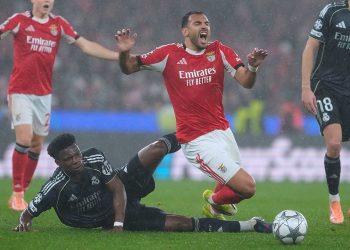 Vangelis Pavlidis ditekel oleh Aurelien Tchouameni dalam laga Liga Champions antara Benfica vs Real Madrid di Lisbon, 29 Januari 2026 (c) AP Photo/Armando Franca