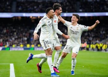 Skuad Real Madrid merayakan gol Raul Asencio ke gawang Levante, Sabtu (17/01/2026). (c) AP Photo/Jose Breton
