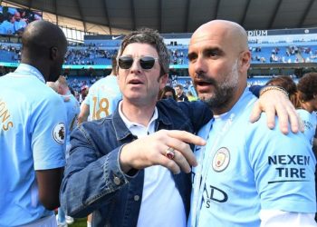 Noel Gallagher bersama manajer Manchester City Pep Guardiola. (Foto: Getty Images/Michael Regan)