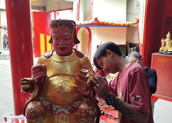 Patung Dewa di Vihara