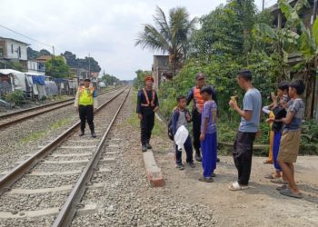 rel kereta api