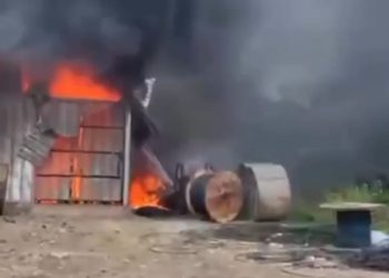 Kebakaran hebat melanda gudang rongsok, gudang kabel, dan bengkel cat di Cimareme, Bandung Barat (23/2). Kerugian mencapai ratusan juta rupiah. (Uby/pasjabar)