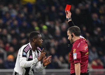 Bek Juventus Pierre Kalulu menerima kartu merah dari wasit Federico La Penna pada pertandingan akbar pekan ke-25 Serie A Inter Milan vs Juventus yang bergulir di Stadion Giuseppe Meazza, Milan, pada Minggu (15/2/2026) dini hari WIB.(AFP/PIERO CRUCIATTI)