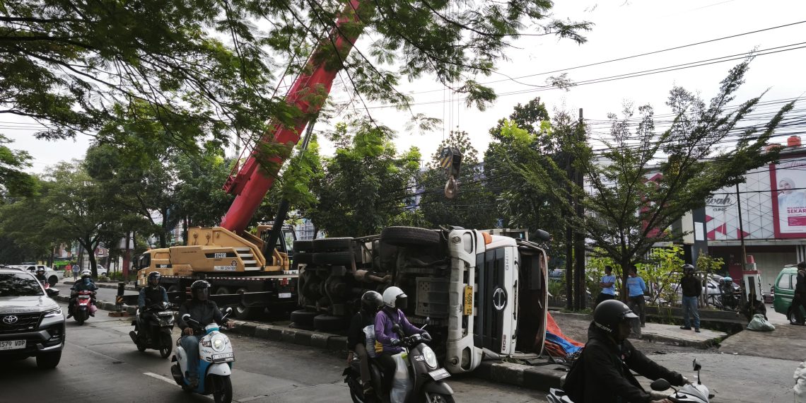 truk terguling