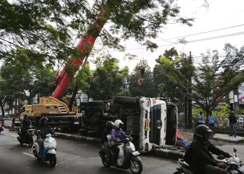 truk terguling