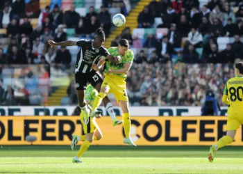 Bek Timnas Indonesia Jay Idzes duel udara lawan Udinese. (Doc. US Sassuolo)