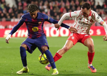 Lamine Yamal mendapatkan tekel brutal dari Joel Roca. (REUTERS/Bruna Casas)