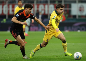 Pemain AC Milan, Cristian Pulisic (kanan) mencoba melewati gelandang Como 1907, Martin Baturina dalam pertandingan Liga Italia 2025/26 di Stadion San Siro pada Rabu (18/2/2026). ACMilan.com