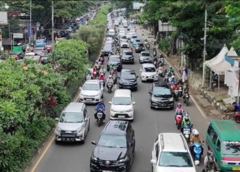 Gerbang Tol Pasteur dan Jalan Djundjunan Bandung macet parah akibat libur Imlek 2026. Antrean kendaraan diprediksi terjadi hingga Selasa. (Ave/pasjabar)
