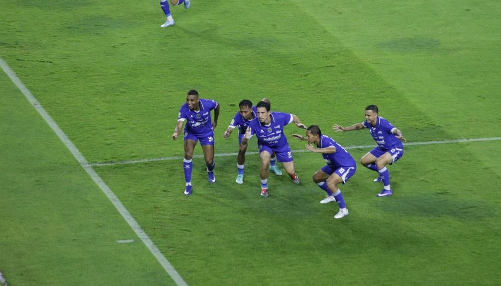 Selebrasi para pemain Persib usai Thom Haye mencetak gol ke gawang Malut United. (Foto: Official Persib)