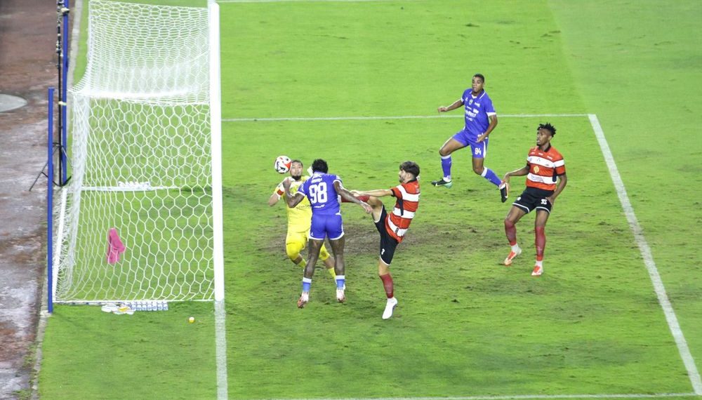 Proses gol Ramon Tanque ke gawang Madura United. (Foto: Official Persib)