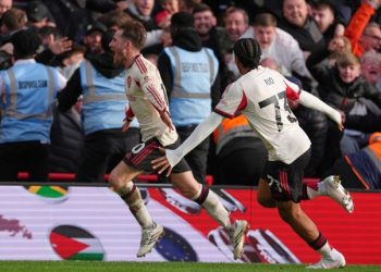 Rio Ngumoha (kanan) merayakan gol Alexis Mac Allister di laga Nottingham Forest vs Liverpool, Minggu (22/02/2026). (c) AP Photo/Dave Shopland
