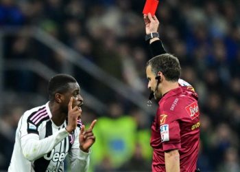 Bek Juventus Pierre Kalulu mendapat kartu merah dalam pertandingan melawan Inter Milan (Foto: REUTERS/Daniele Mascolo)