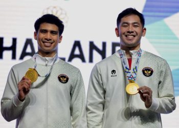 Ganda putra Indonesia, Sabar Karyaman Gutama/Moh Reza Pahlevi Isfahani, berpose dengan medali emas SEA Games 2025. (PBSI)