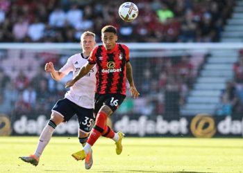 Bek Arsenal Oleksandr Zinchenko (kiri) dan pemain Bournemouth Marcus Tavernier (kanan) berebut bola pada pertandingan sepak bola Liga Premier Inggris di Stadion Vitality, Bournemouth, Inggris, 20 Agustus 2022. Arsenal menang 3-0. (Glyn KIRK/AFP)