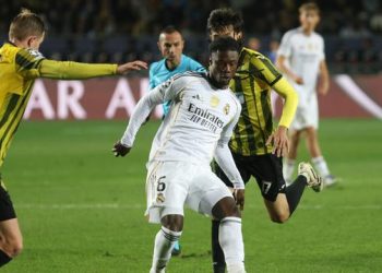 Eduardo Camavinga ditempel pemain Kairat, Olzhas Baybek (kanan) dan Yegor Sorokin dalam pertandingan Liga Champions antara Kairat Almaty vs Real Madrid di Stadion Ortalyk, Almaty, Kazakhstan, Selasa, 30 September 2025. (AP Photo/Alikhan Sariyev)
