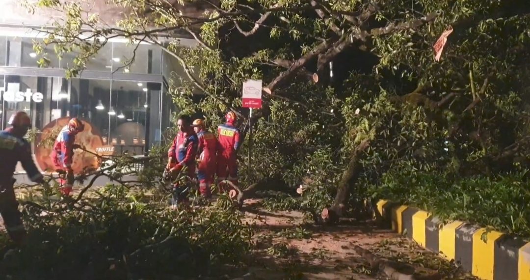 pohon besar tumbang menimpa restoran cepat saji di jalan Riau Bandung, Jumat (6/3/26) malam, satu motor hancur. (Uby/pasjabar)
