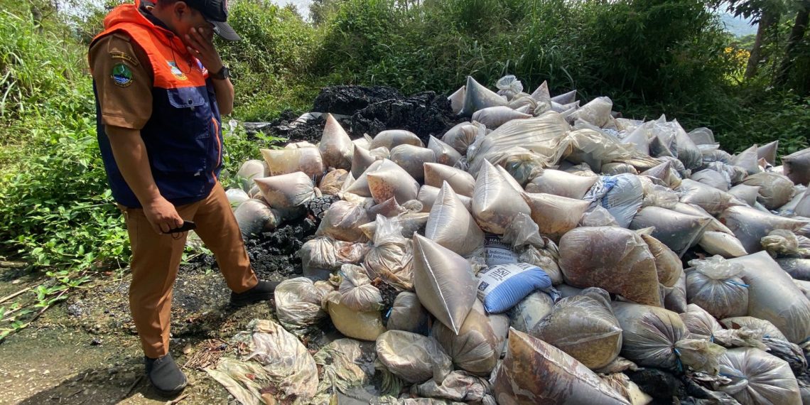 Kasus pembuangan limbah batu bara (FABA) secara ilegal kembali terjadi di Cikalongwetan, Bandung Barat. Sekitar 16 ton limbah mencemari jalan dan perkebunan warga. (Uby/pasjabar)