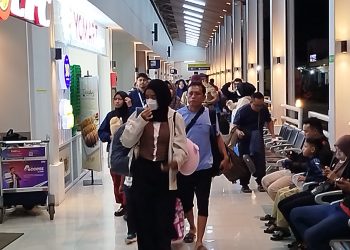Memasuki H-8 Lebaran 2026, ribuan pemudik mulai memadati Stasiun Kiaracondong, Kota Bandung pada Jumat malam (13/3). Penumpang memilih mudik lebih awal untuk menghindari penumpukan. (Uby/pasjabar)