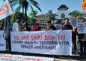 Puluhan massa dari aliansi pemuda dan mahasiswa muslim menggelar aksi di Gedung Sate Bandung. Mereka menolak Indonesia bergabung dengan Board of Peace (BOP). (Uby/pasjabar)