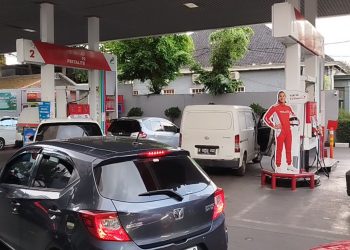 Rencana kenaikan harga BBM non-subsidi Pertamax pada awal April 2026 memicu antrean panjang di SPBU Jalan Riau, Bandung. Warga mengaku keberatan dengan rencana tersebut. (Uby/pasjabar)