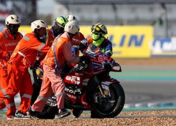 Marc Marquez gagal finis di MotoGP Thailand 2026 gara-gara velg motornya pecah. Foto: Getty Images/Qian Jun/MB Media