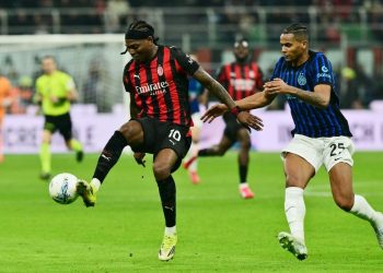 Rafael Leao (kiri) dibayangi Manuel Akanji (kanan) dalam pertandingan sepak bola Serie A Liga Italia antara AC Milan vs Inter Milan di Stadion San Siro di Milan, Italia utara, pada 8 Maret 2026. (Foto oleh Stefano RELLANDINI / AFP)(AFP/STEFANO RELLANDINI)