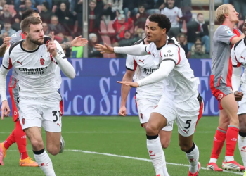 Bek AC Milan Strahinja Pavlovic (31) merayakan keberhasilannya mencetak gol ke gawang Cremonese pada pertandingan Liga Italia di Stadion Giovanni Zini, Cremona, Minggu (1/3/2026) waktu setempat. (acmilan.com)