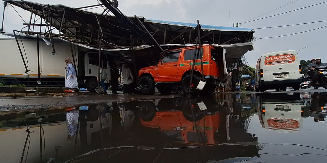 Tiga papan reklame besar roboh di Jalan Soekarno-Hatta dan Buah Batu, Bandung, akibat hujan deras dan angin kencang (28/3). Dua mobil dan dua truk dilaporkan rusak. (Eci/pasjabar)