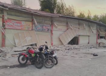 Bangunan Pasar Soreang Kabupaten Bandung ambruk pada Senin (16/3/2026) dan memakan satu korban jiwa. Di tengah duka, pengelola justru menaikkan tarif parkir. (Fal/pasjabar)