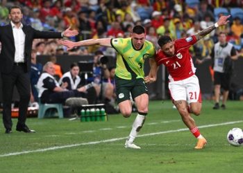 Dean James (kanan) absen membela Timnas Indonesia di FIFA Series 2026. (AFP/Saeed Khan)