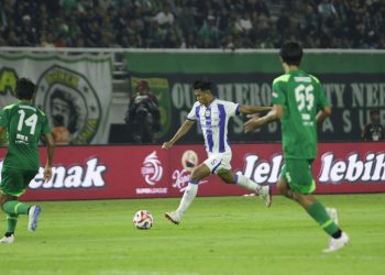 Laga Persebaya Surabaya vs Persib Bandung berakhir dengan skor 2-2. (Foto: Official Persib)