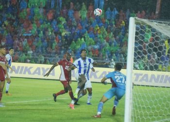 Persib kokoh di puncak klasemen setelah bungkam Semen Padang 2-0. (Foto : Persib.co.id)