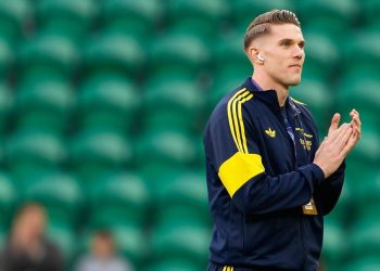 Penyerang Arsenal, Viktor Gyokeres memberikan salam kepada suporter di Lisbon jelang laga melawan Sporting CP, 8 April 2026. (c) AP Photo/Armando Franca